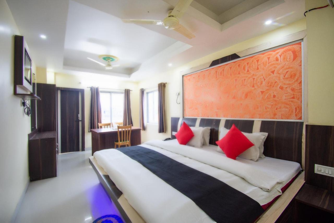 Capital O 67892 Hotel Sujata Tarapith Bagian luar foto