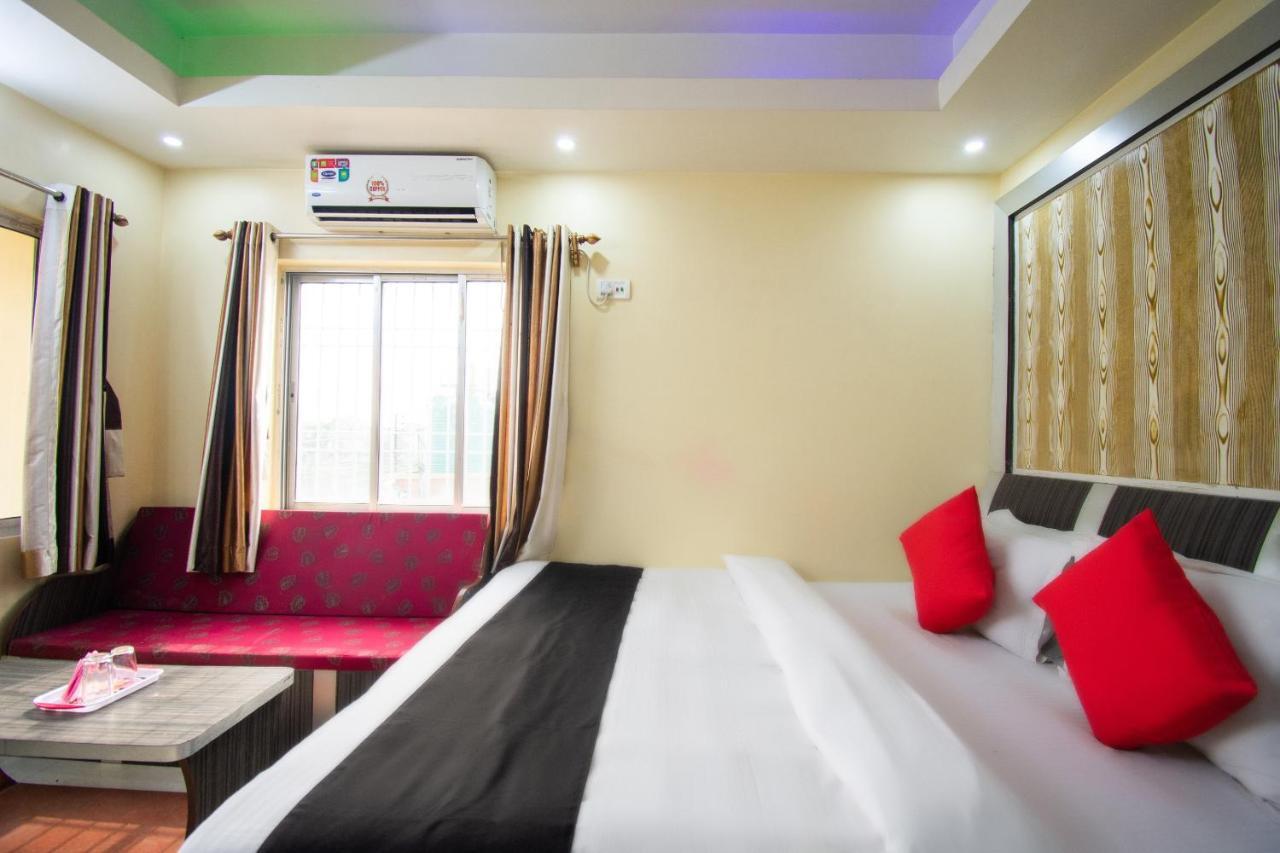 Capital O 67892 Hotel Sujata Tarapith Bagian luar foto