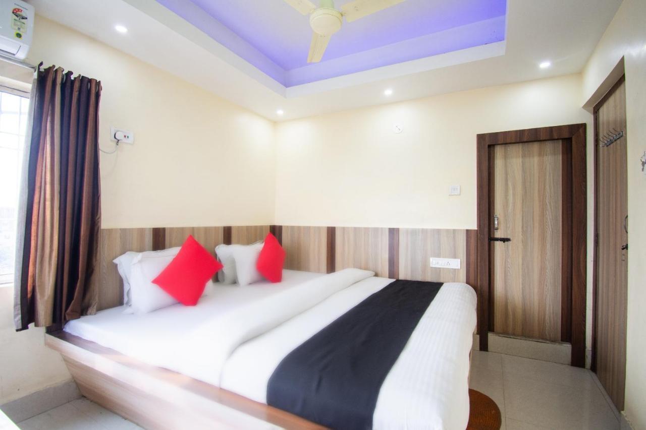 Capital O 67892 Hotel Sujata Tarapith Bagian luar foto