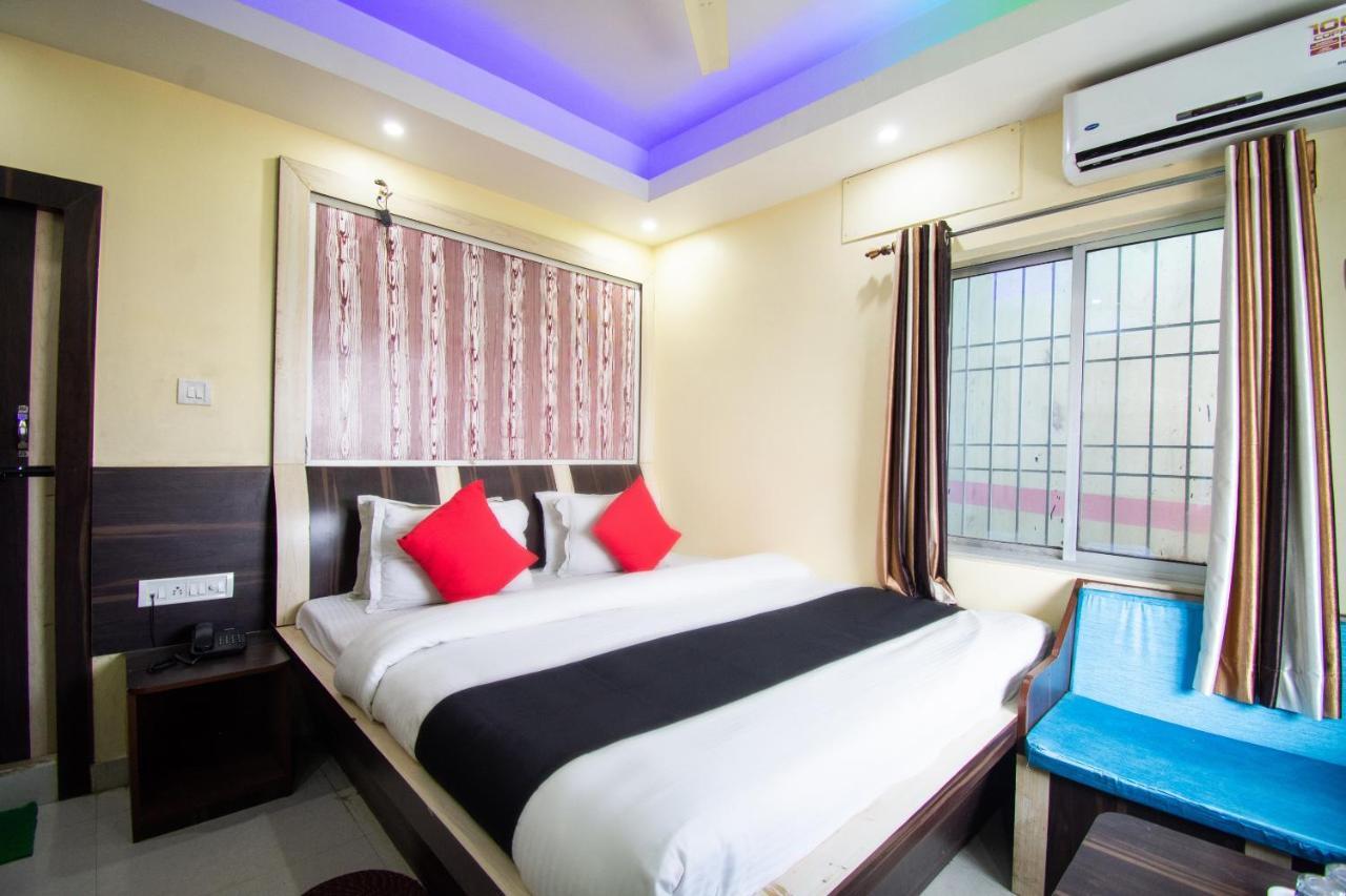 Capital O 67892 Hotel Sujata Tarapith Bagian luar foto