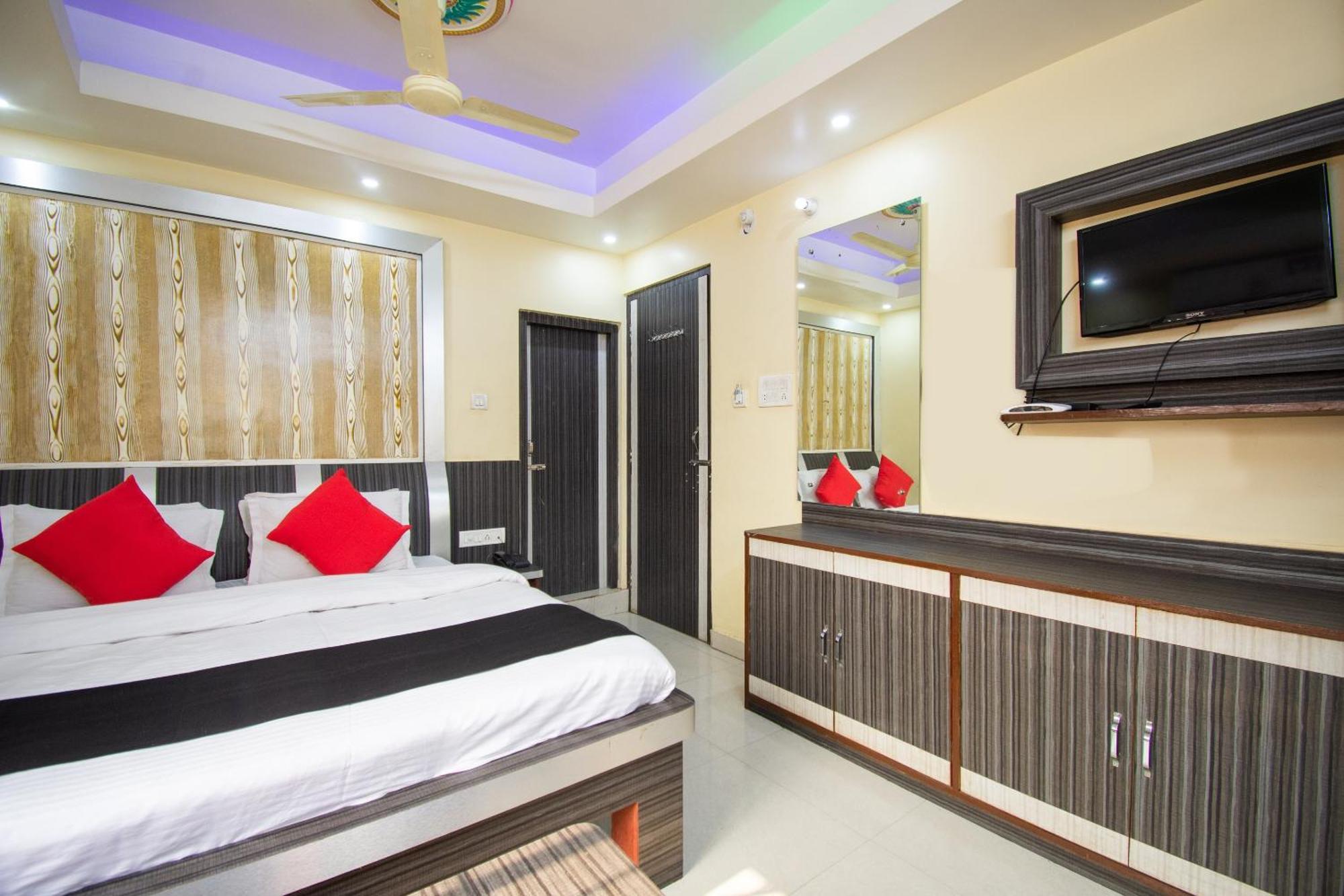 Capital O 67892 Hotel Sujata Tarapith Bagian luar foto