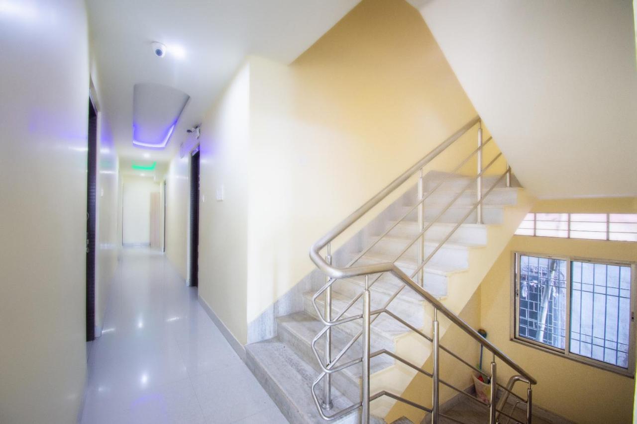 Capital O 67892 Hotel Sujata Tarapith Bagian luar foto